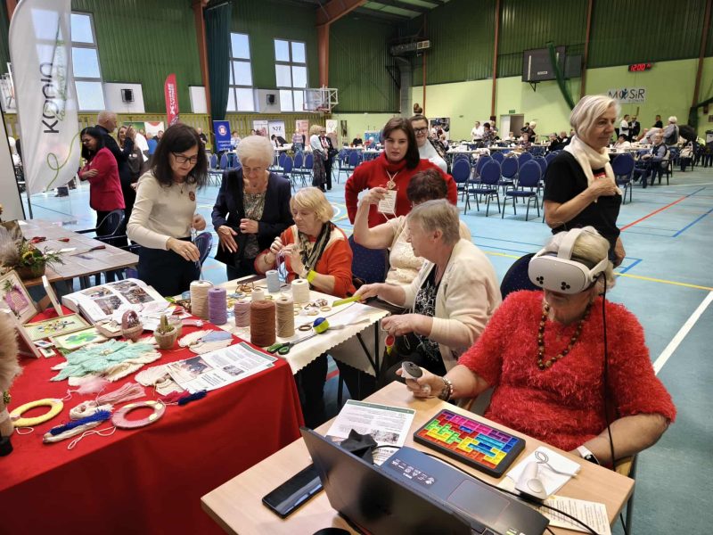 Prezentacja seniorów z ddps konin i stowarzyszenia retrospektywa