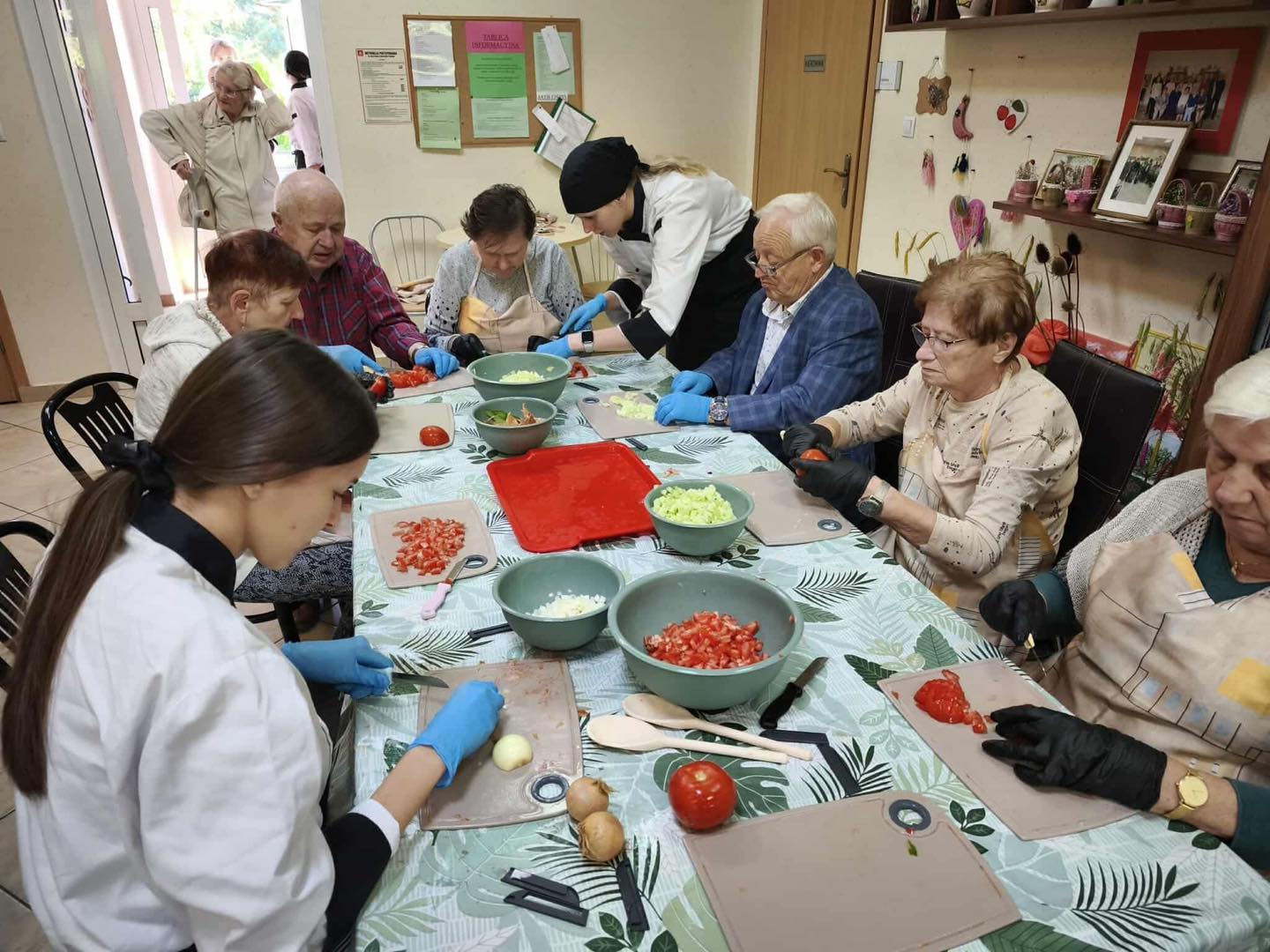 Zajęcia kulinarne konińscy seniorzy i uczniowie Zespołu Szkół Budowlanych w Koninie